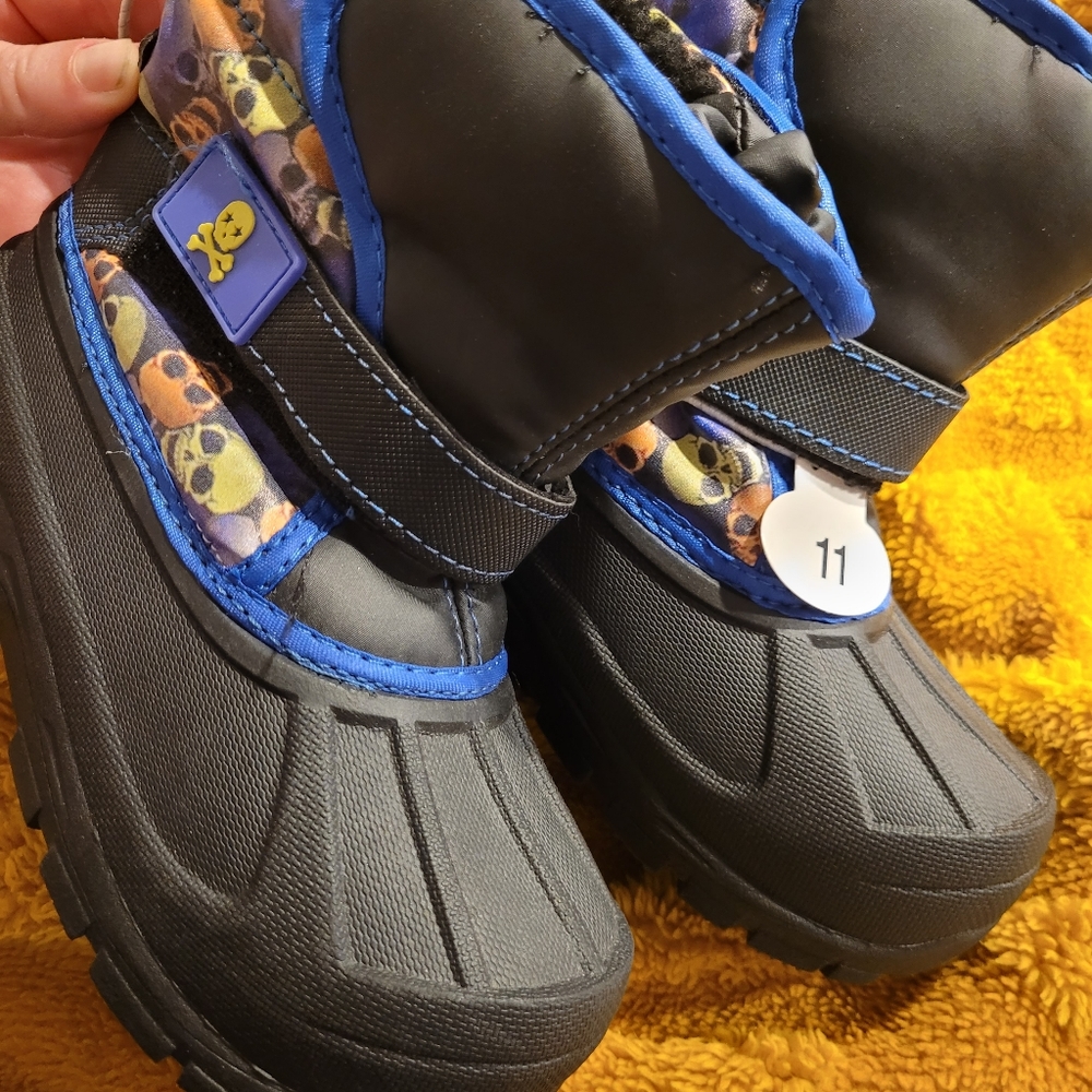 NWT snow boots